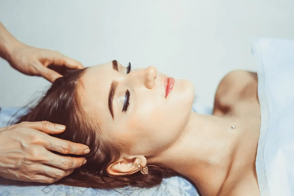 mujder relajada con ojos cerrados